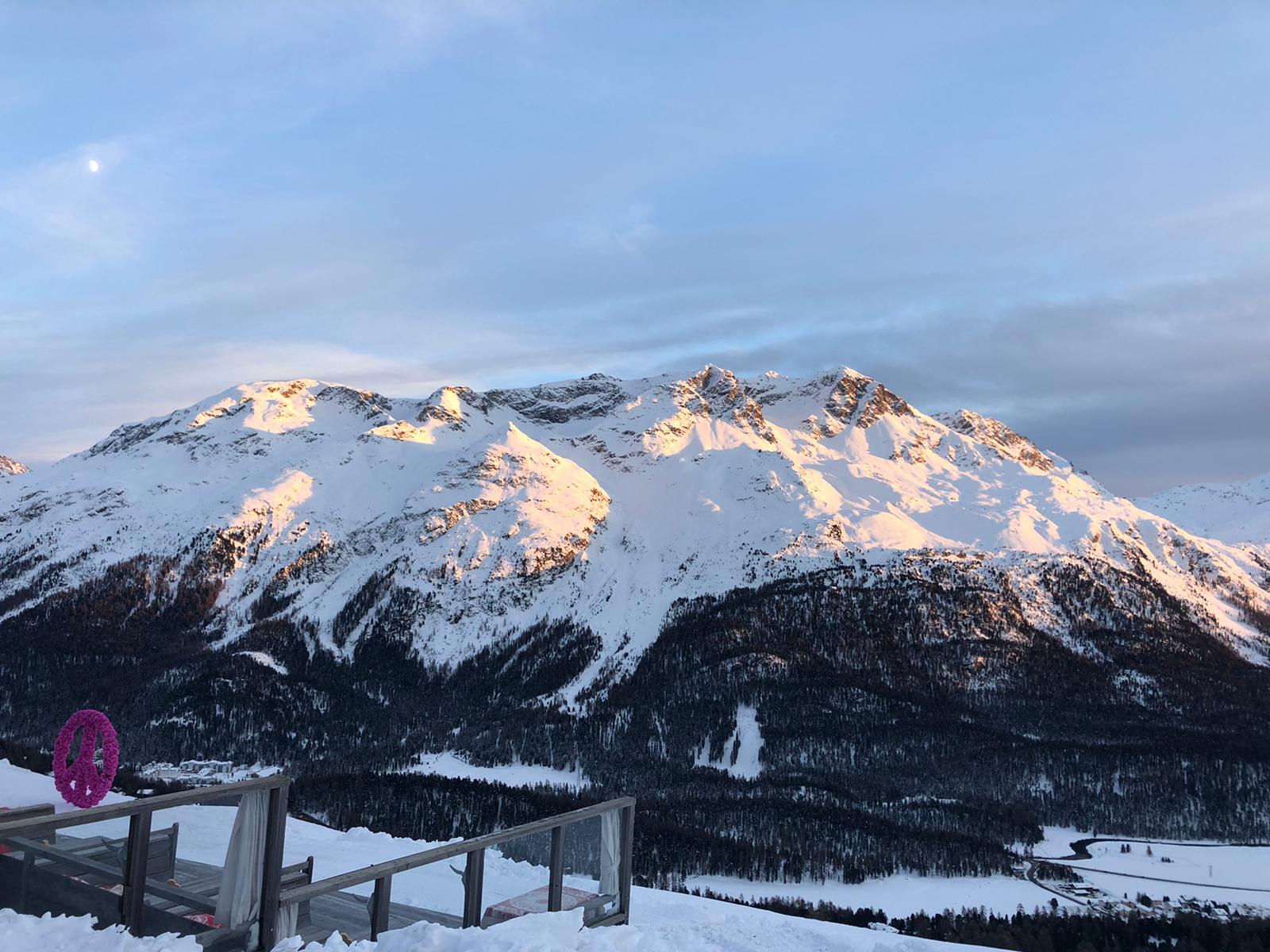 Montagna innevata con alberi alla base durante il tramonto - ACCAELLE Events | Organizzazione eventi e Wedding planner