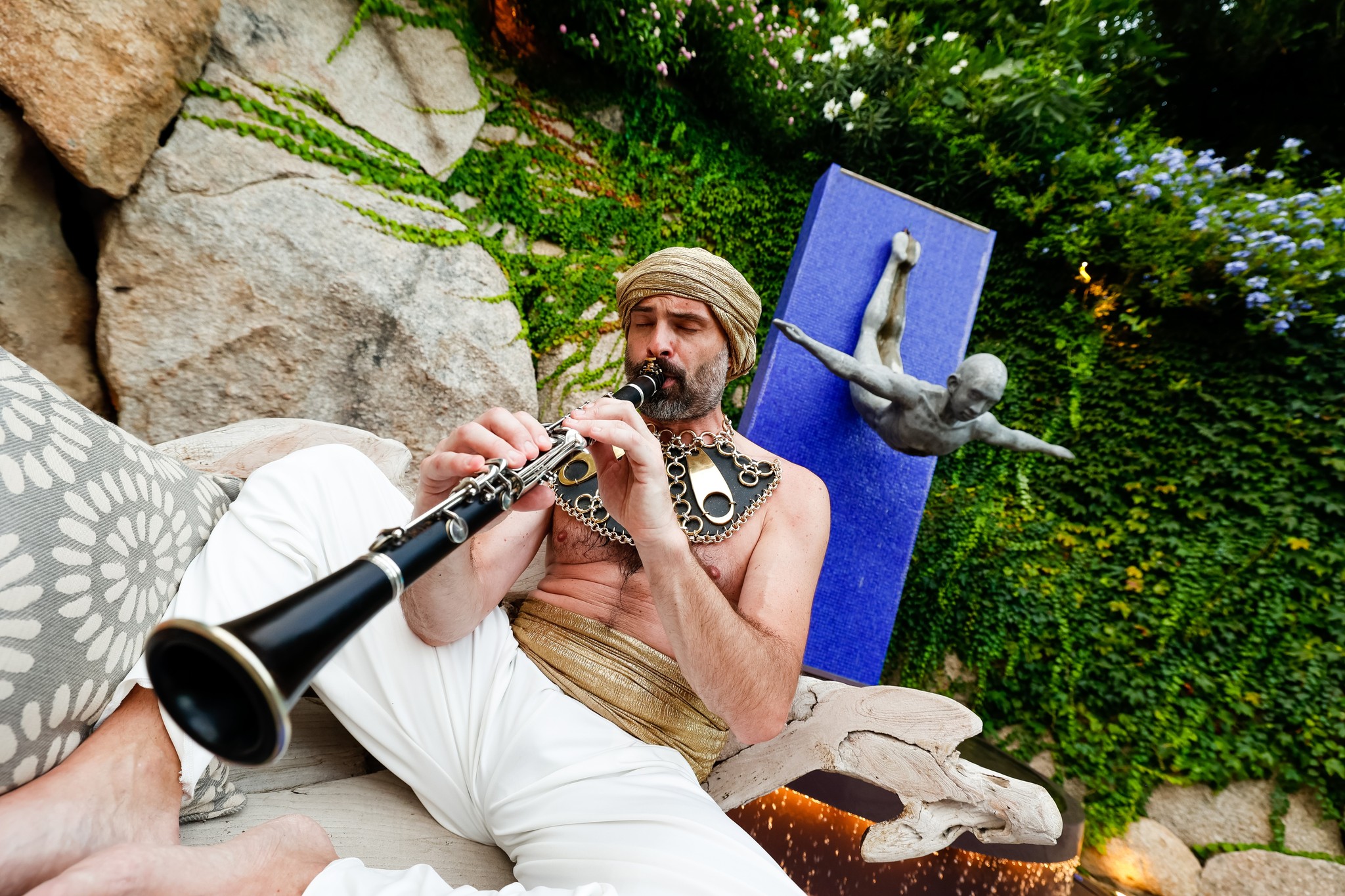 Musicista in abiti tradizionali suona il clarinetto seduto in un ambiente decorato. - ACCAELLE Events | Organizzazione eventi e Wedding planner