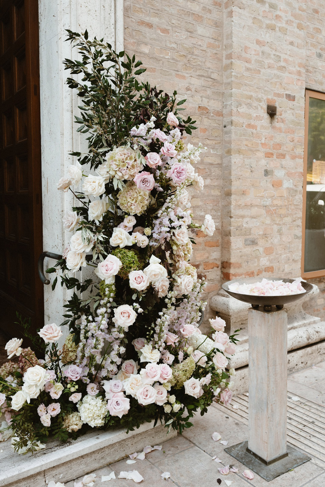 Ornamento floreale posto all'entrata di una chiesa - ACCAELLE Events | Organizzazione eventi e Wedding planner