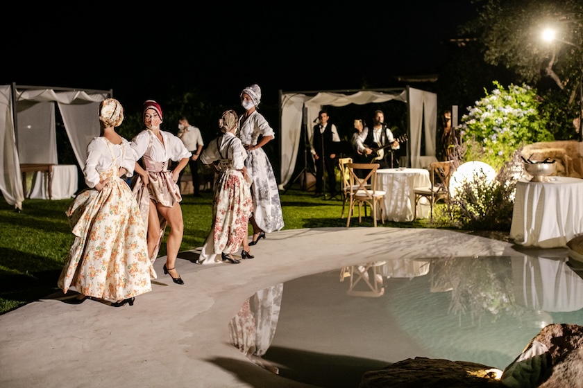 Performer in costumi d'epoca settecenteschi si esibiscono di sera vicino alla piscina. - ACCAELLE Events | Organizzazione eventi e Wedding planner