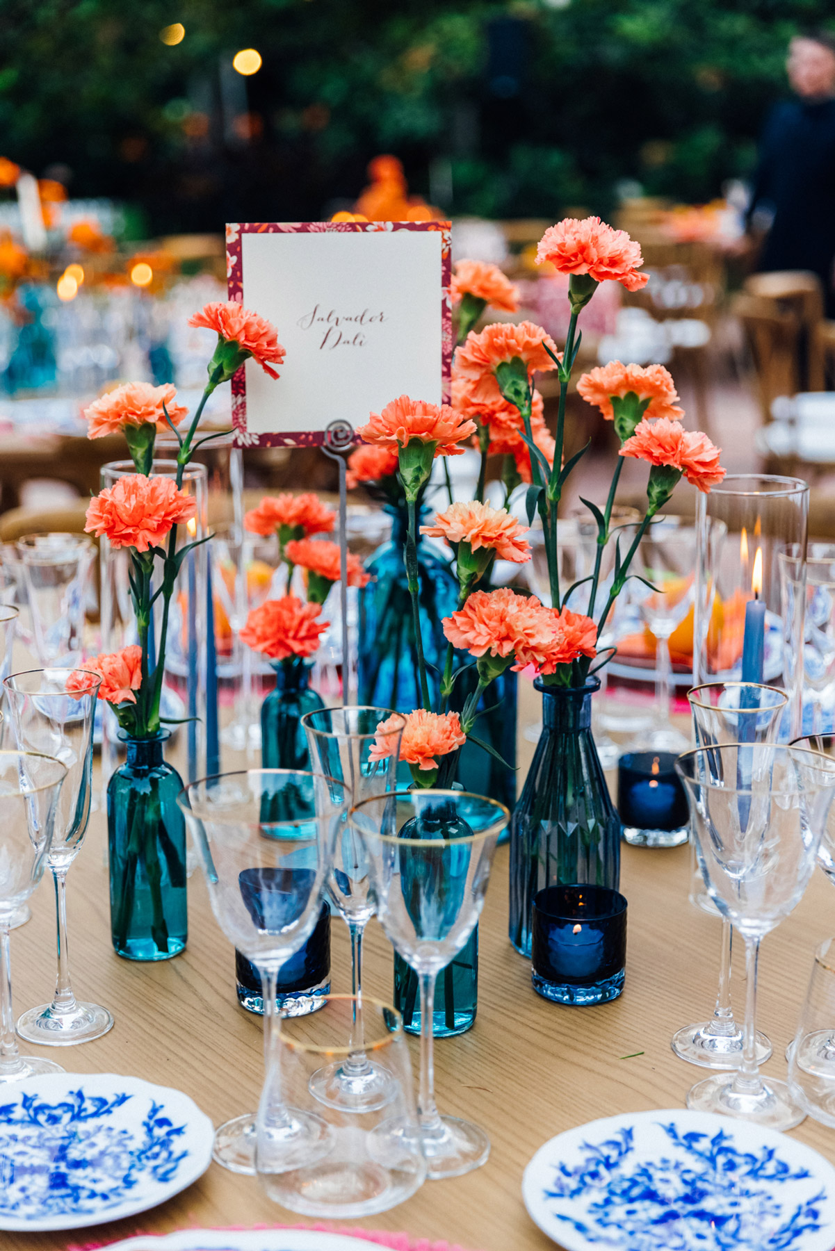 Primo piano con bicchieri e fiori arancioni - ACCAELLE Events | Organizzazione eventi e Wedding planner