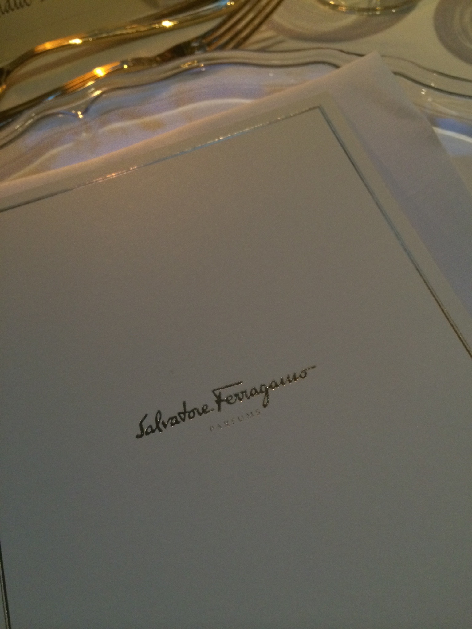 Primo piano di un cartoncino d'invito o menu elegante firmato Salvatore Ferragamo. - ACCAELLE Events | Organizzazione eventi e Wedding planner