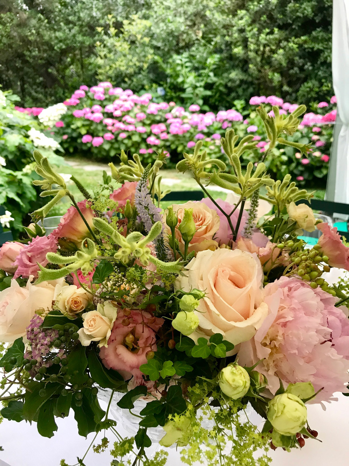 Primo piano fiori con sfondo boschivo - ACCAELLE Events | Organizzazione eventi e Wedding planner