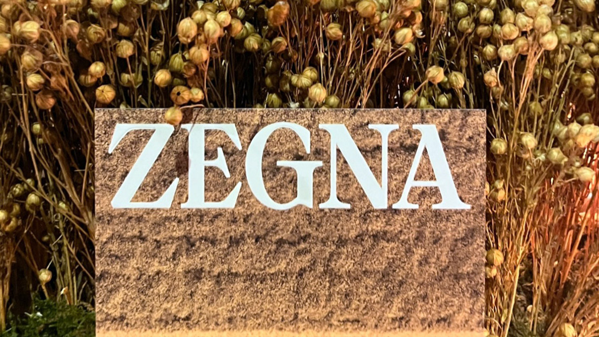 Primo piano logo Zegna con sfondo floreale - ACCAELLE Events | Organizzazione eventi e Wedding planner