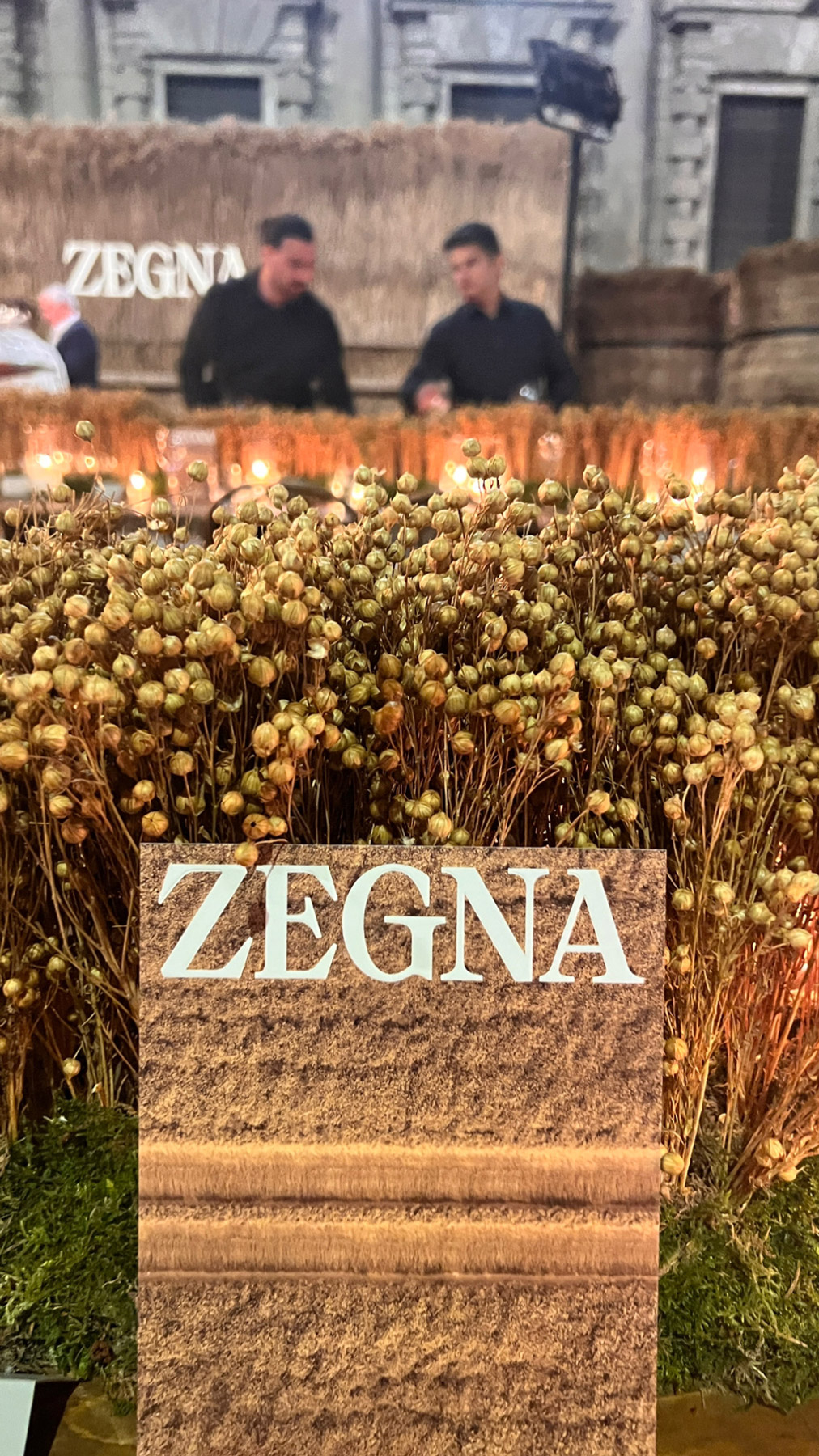 Primo piano logo Zegna con sfondo floreale - ACCAELLE Events | Organizzazione eventi e Wedding planner