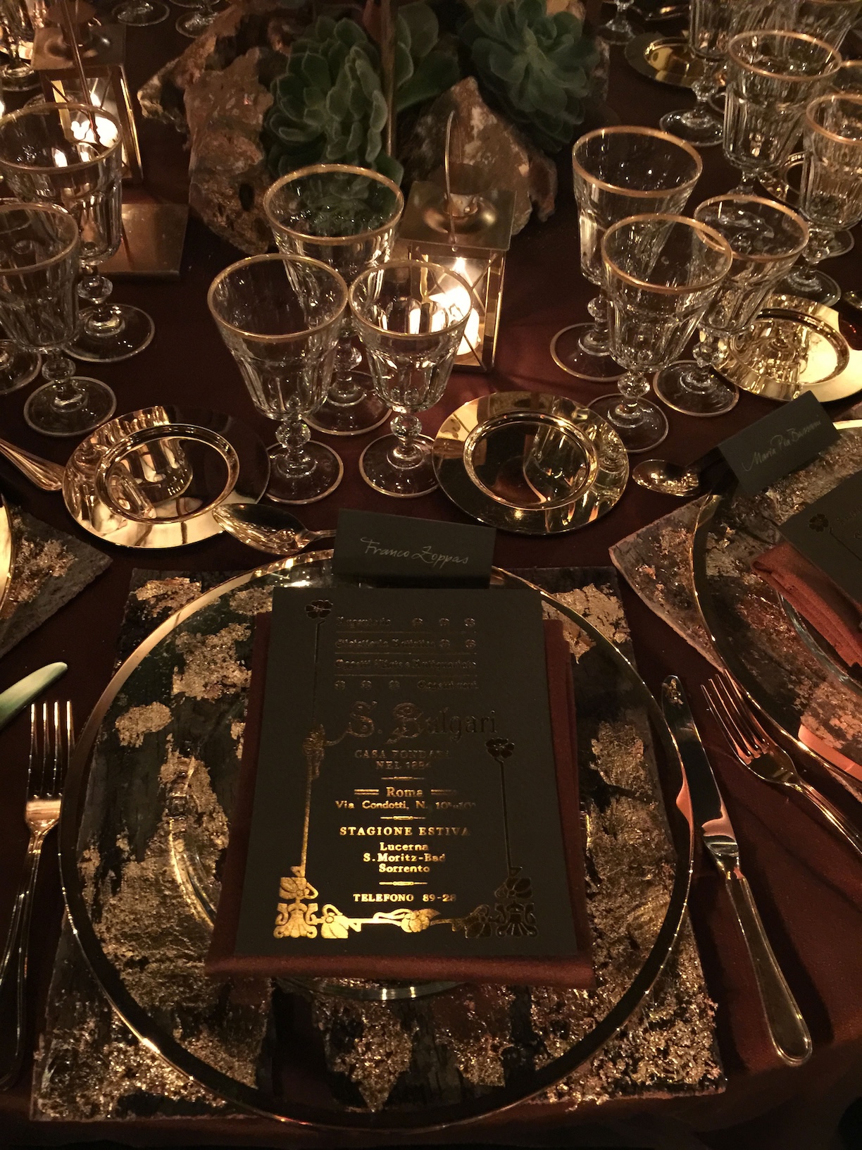 Primo piano mise en place elegante e sofisticata, con menù personalizzato in colore nero e oro - ACCAELLE Events | Organizzazione eventi e Wedding planner