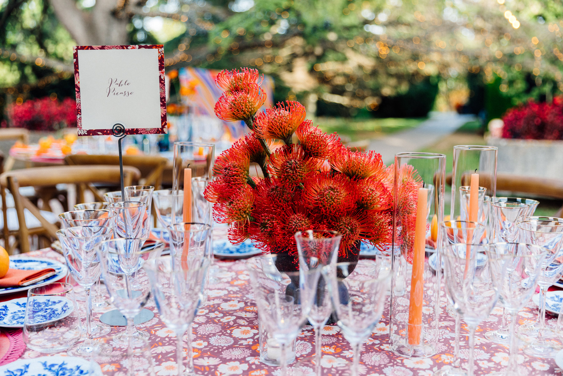 Primo piano tavolo con bicchieri e fiori rossi - ACCAELLE Events | Organizzazione eventi e Wedding planner