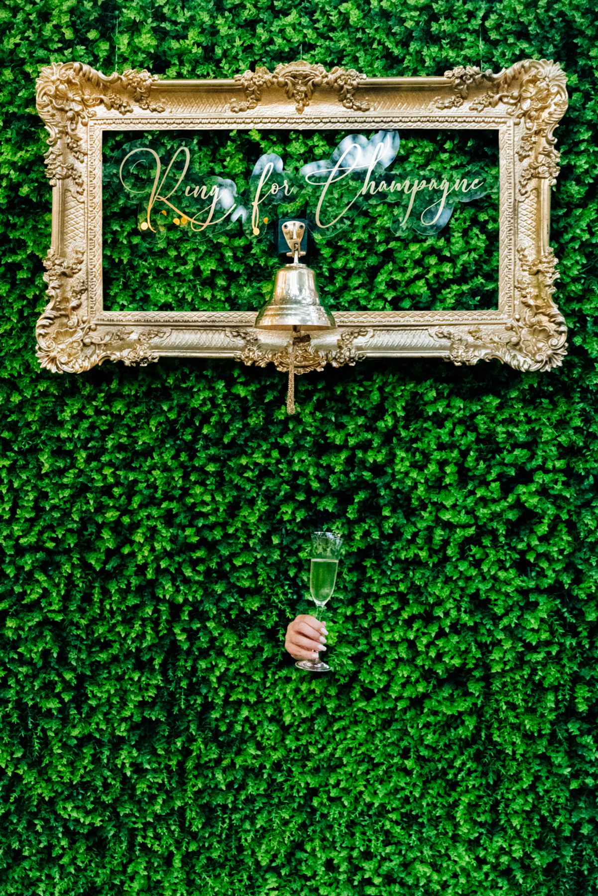 Quadro con scritta oro su parete erbosa - ACCAELLE Events | Organizzazione eventi e Wedding planner