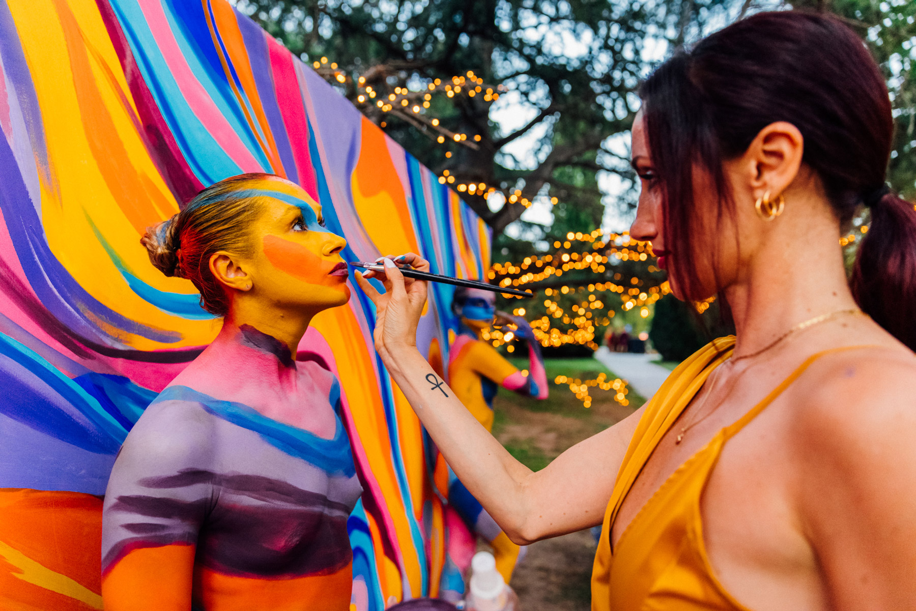 Ragazza che pittura donna con colori vivaci su uno sfondo astratto - ACCAELLE Events | Organizzazione eventi e Wedding planner