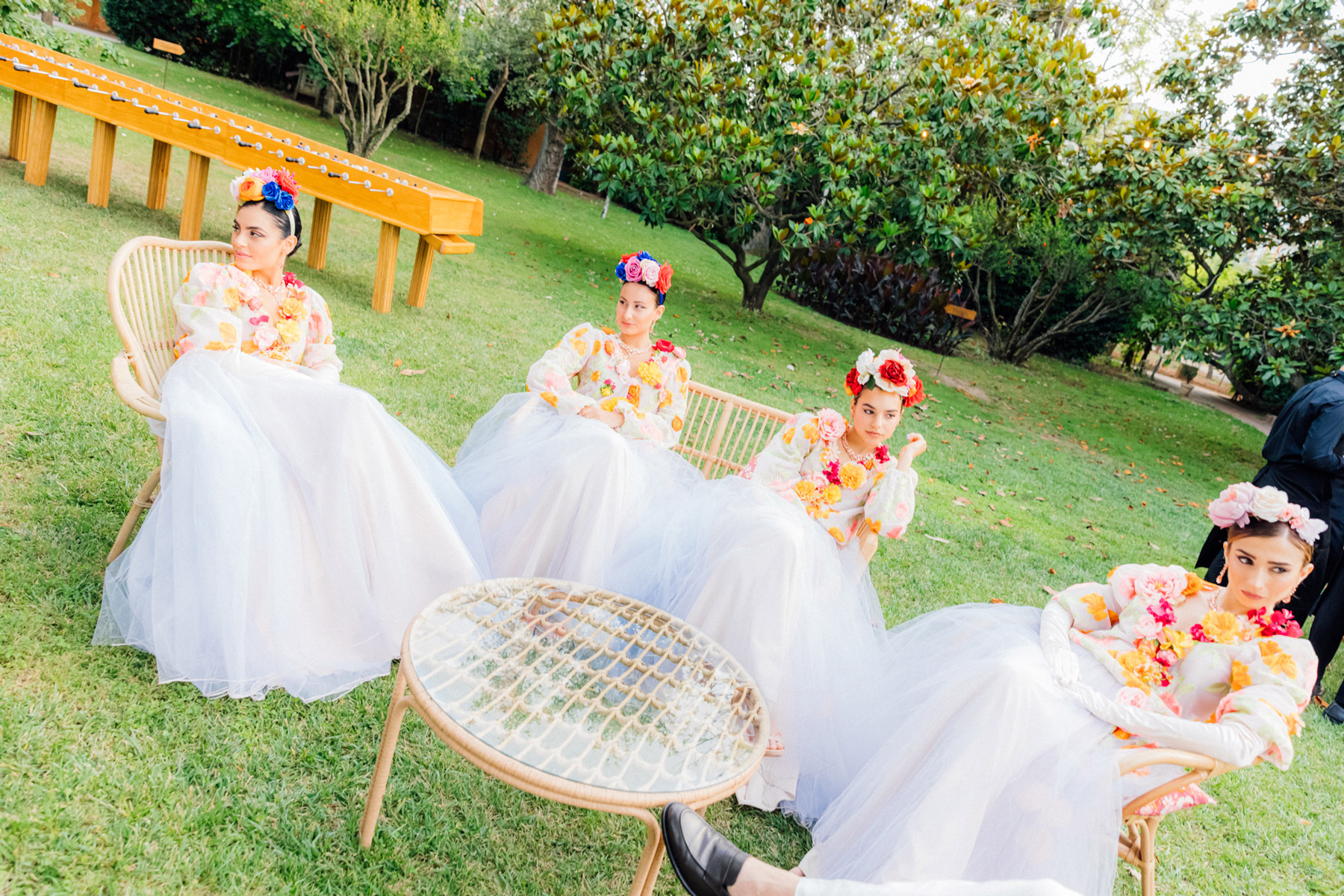 Ragazze sedute con abiti bianchi e collane di fiori - ACCAELLE Events | Organizzazione eventi e Wedding planner