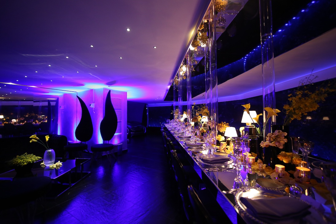 Sala ricevimenti illuminata da luci viola e blu - ACCAELLE Events | Organizzazione eventi e Wedding planner