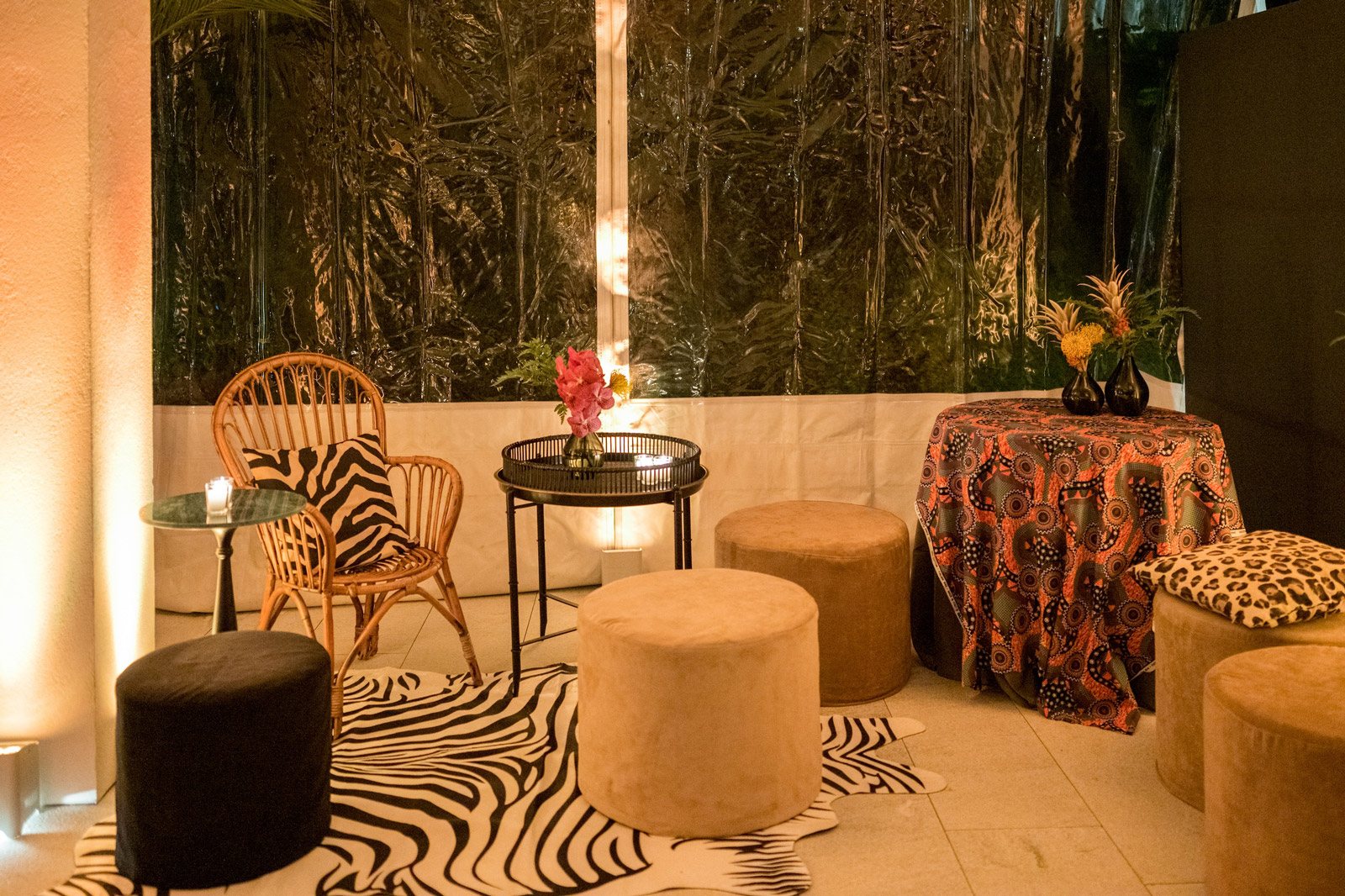 Salottino lounge a tema esotico con poltrona in vimini, pouf e un tappeto zebrato. - ACCAELLE Events | Organizzazione eventi e Wedding planner