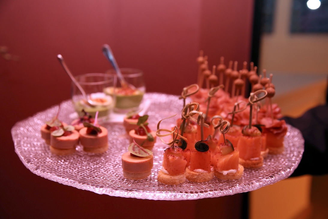 Selezione di tartine e stuzzichini presentati su un vassoio di vetro per un evento - ACCAELLE Events | Organizzazione eventi e Wedding planner