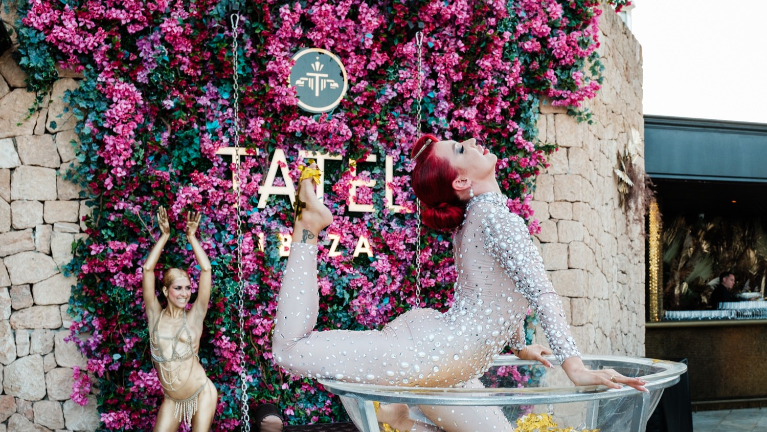 Spettacolo con acrobata in una coppa e ballerina dorata su sfondo floreale dal colore rosa - ACCAELLE Events | Organizzazione eventi e Wedding planner