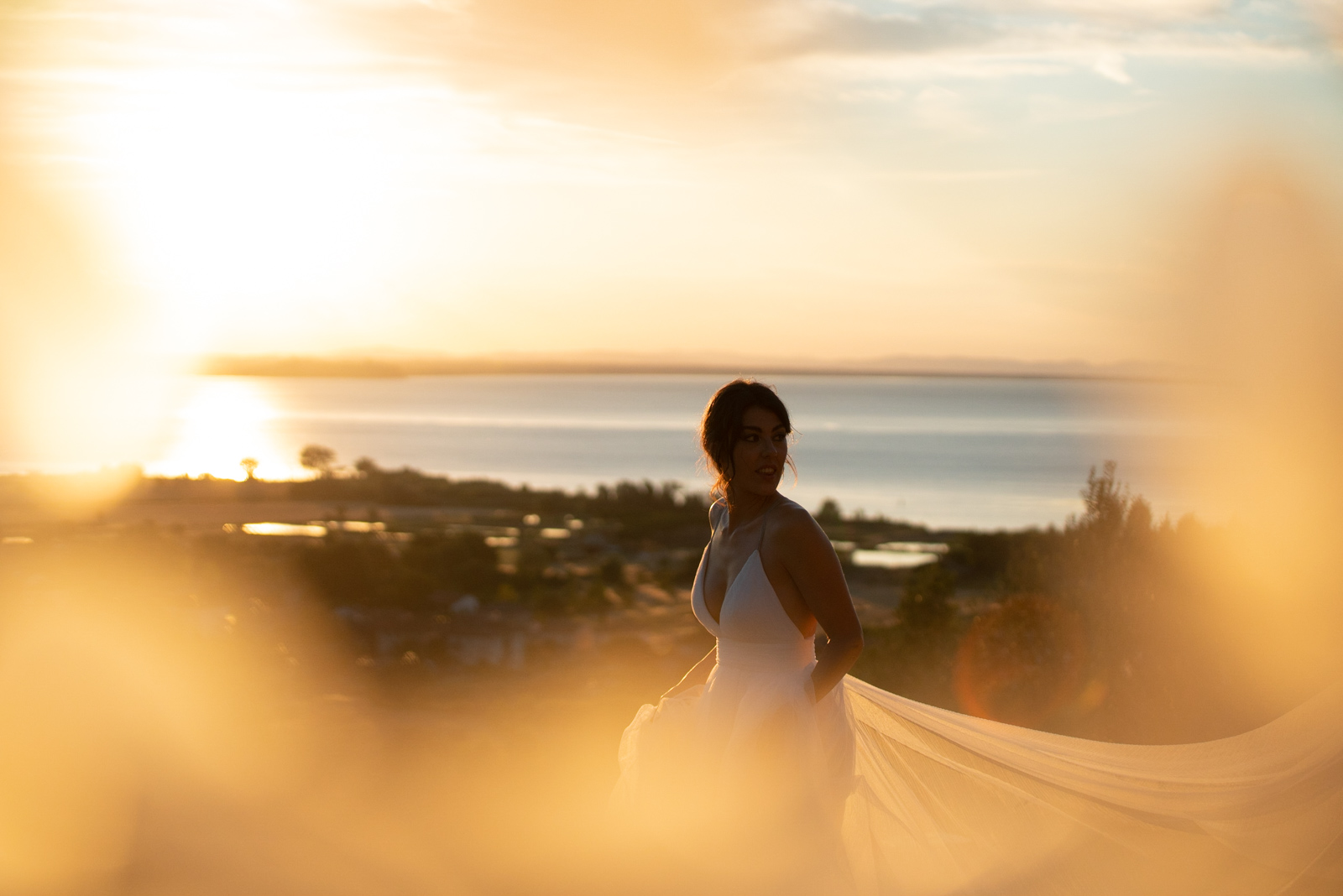 Sposa che posa al tramonto con mare sullo sfondo - ACCAELLE Events | Organizzazione eventi e Wedding planner