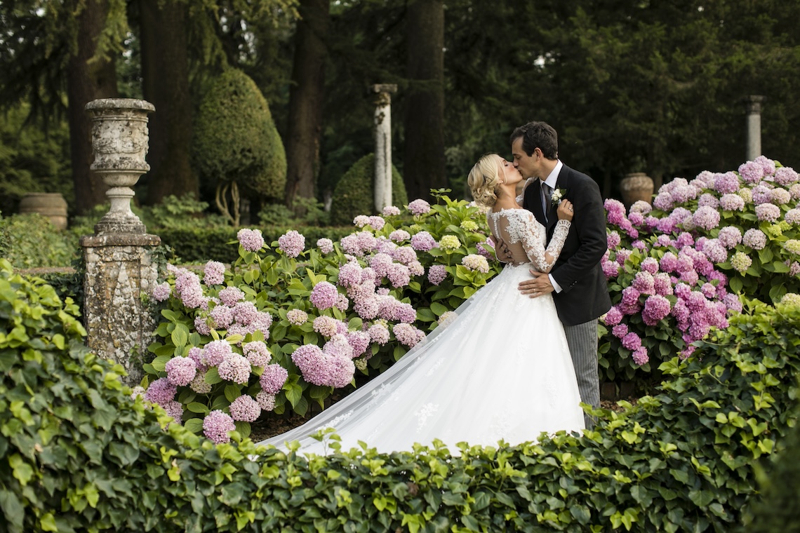 Sposi che si baciano all'interno di un parco - ACCAELLE Events | Organizzazione eventi e Wedding planner