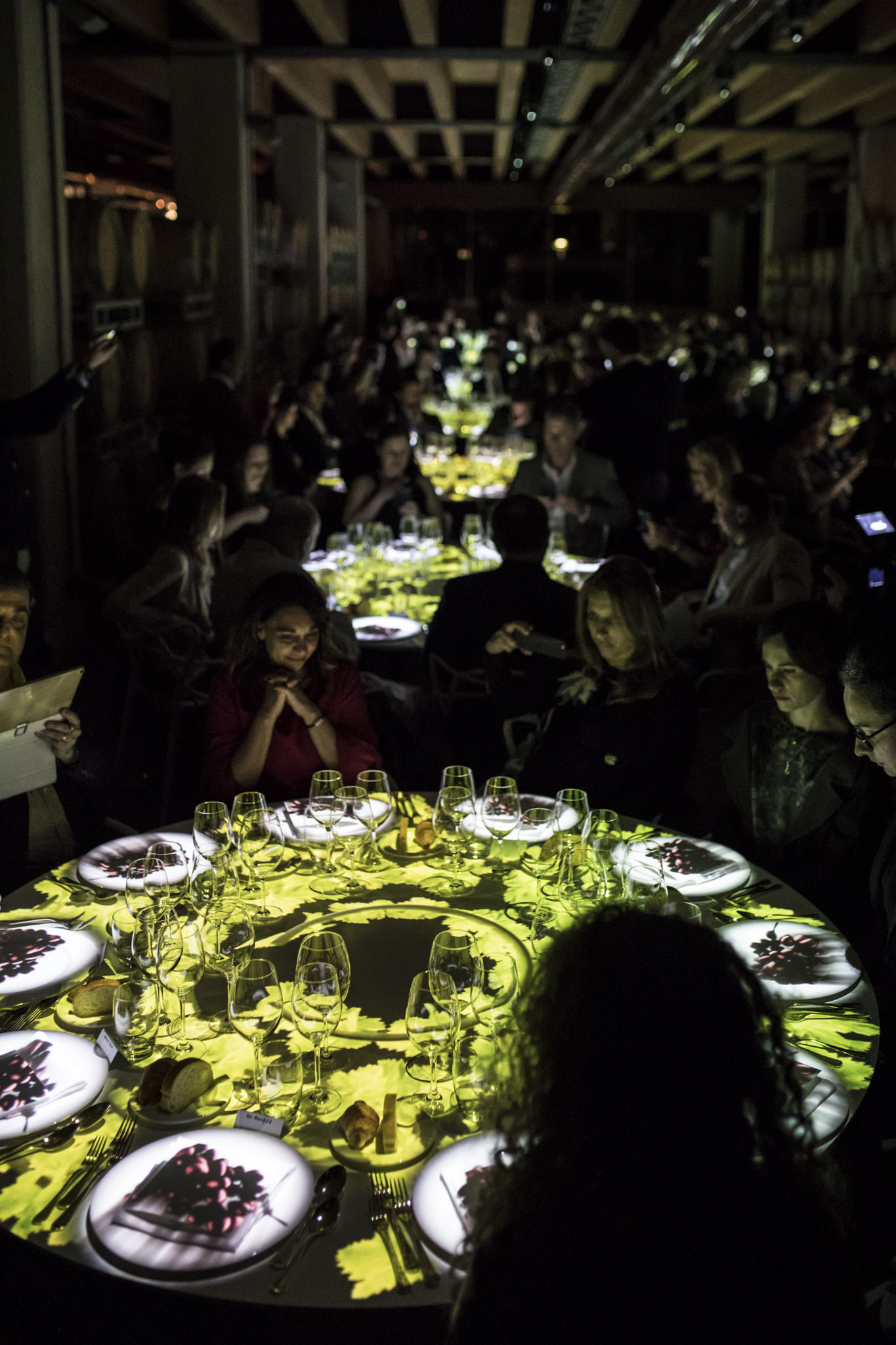 Tavoli rotondi per eventi con spettacolari proiezioni video mapping luminose sui piatti. - ACCAELLE Events | Organizzazione eventi e Wedding planner