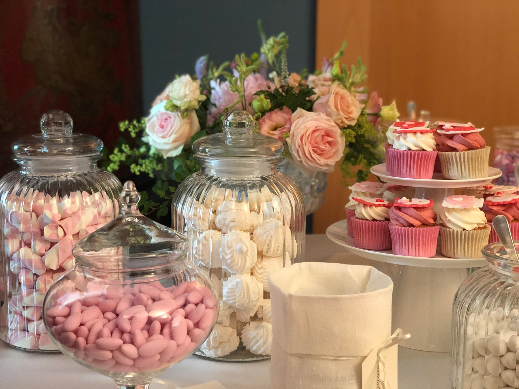 Tavolo con dolci bianchi e rosa e cestino di fiori - ACCAELLE Events | Organizzazione eventi e Wedding planner