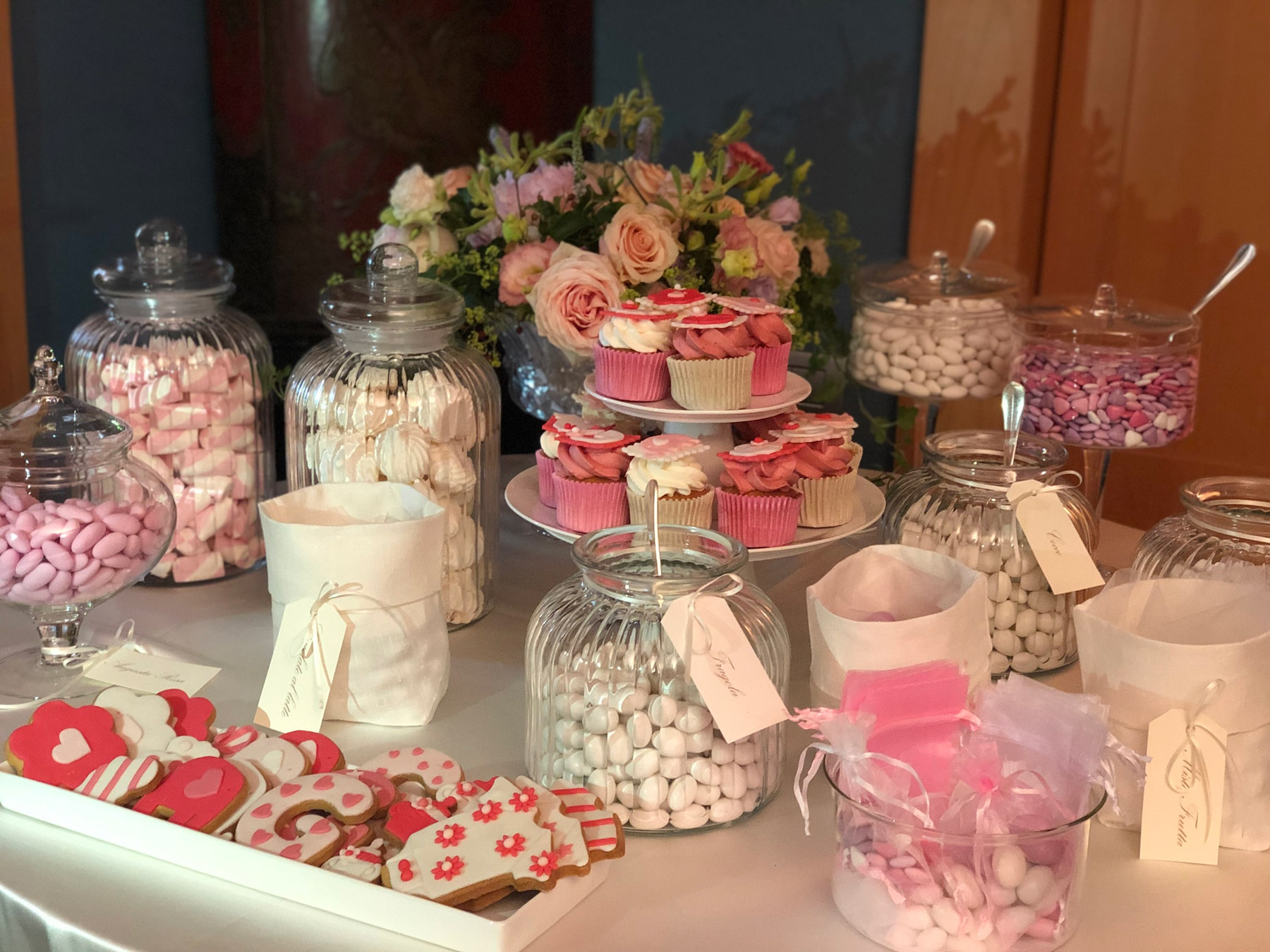 Tavolo con dolci bianchi e rosa e cestino di fiori - ACCAELLE Events | Organizzazione eventi e Wedding planner
