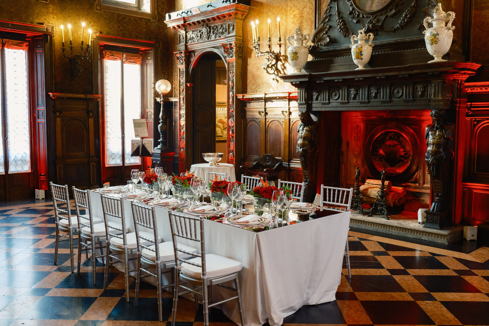 Tavolo da gala rettangolare in un salone d'epoca con pavimenti decorati. - ACCAELLE Events | Organizzazione eventi e Wedding planner
