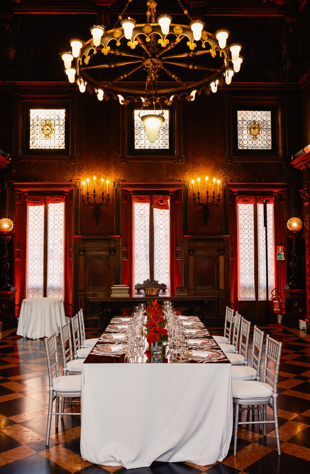  Tavolo imperiale allestito in un salone storico sotto un grande lampadario classico. - ACCAELLE Events | Organizzazione eventi e Wedding planner