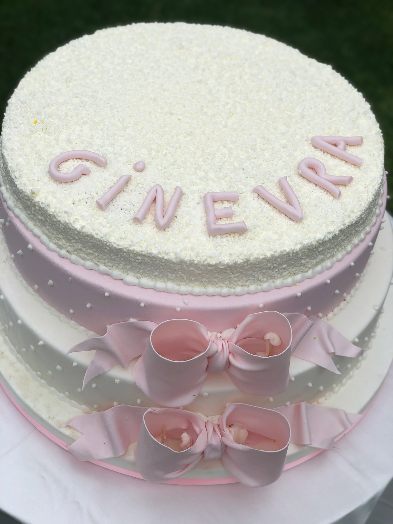 Torta bianca con raffigurato nome e fiocchi in colore rosa - ACCAELLE Events | Organizzazione eventi e Wedding planner