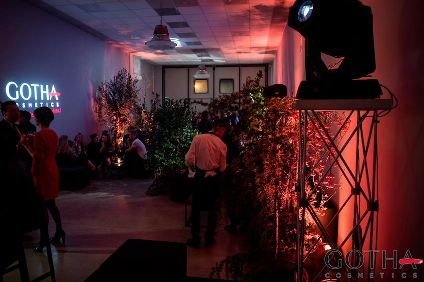 Veduta generale della sala eventi Gotha Cosmetics allestita con luci suggestive e area lounge - ACCAELLE Events | Organizzazione eventi e Wedding planner