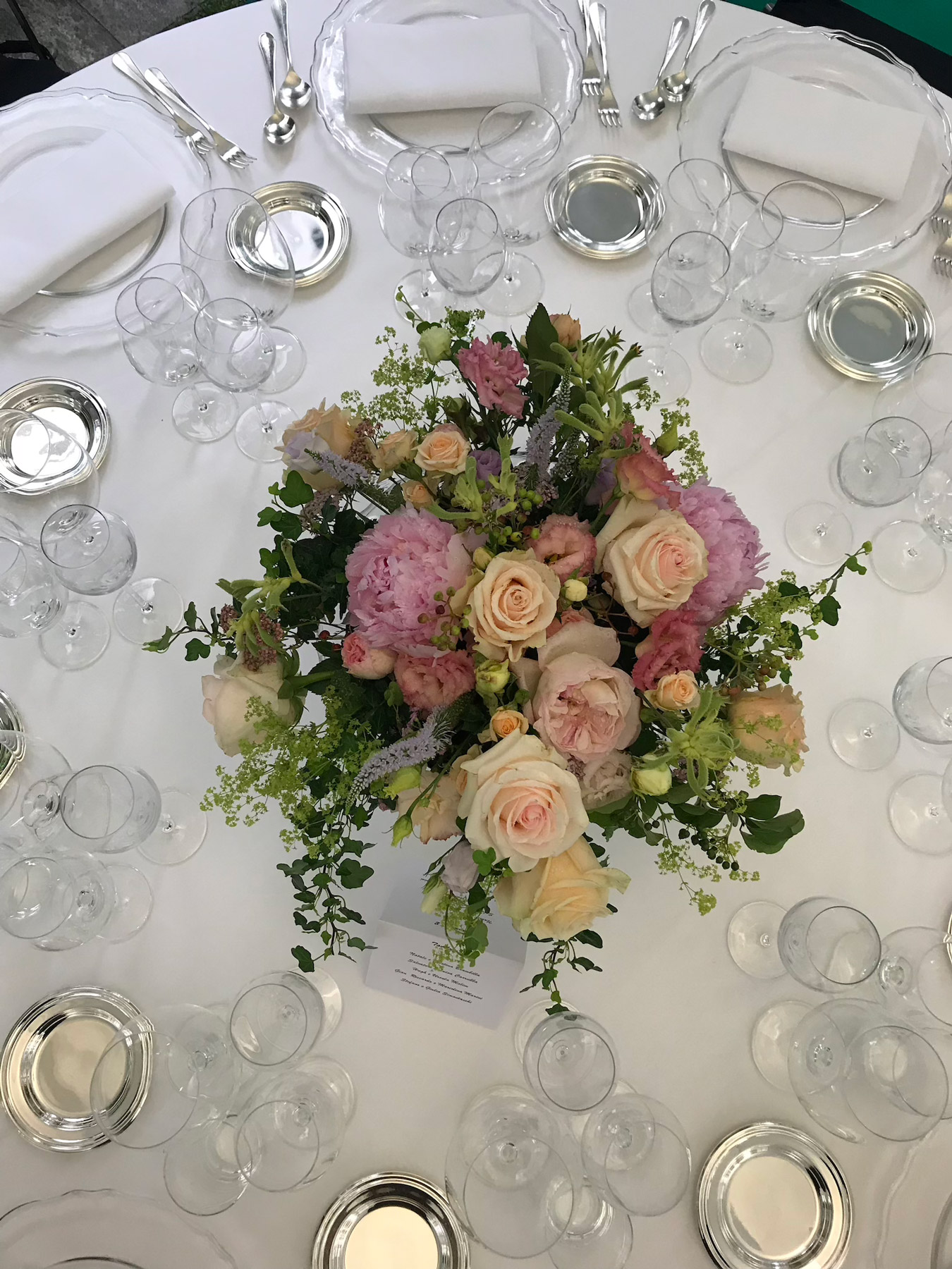 Vista dall'alto tavolo con tovaglia bianca e cestino di fiori al centro - ACCAELLE Events | Organizzazione eventi e Wedding planner